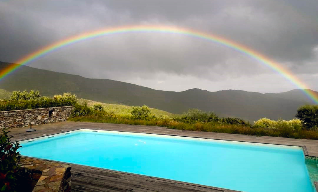 Arc en ciel depuis la piscine en Automne